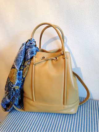 Bolso color mostaza de El Corte inglés. de segunda mano por 35 EUR en  Betanzos en WALLAPOP