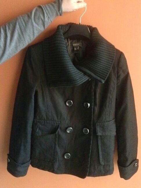 Cazadora negra de Mango.