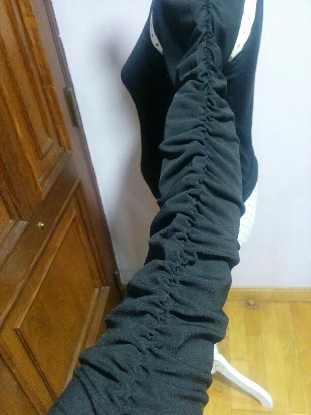 camiseta negra Stradivarius