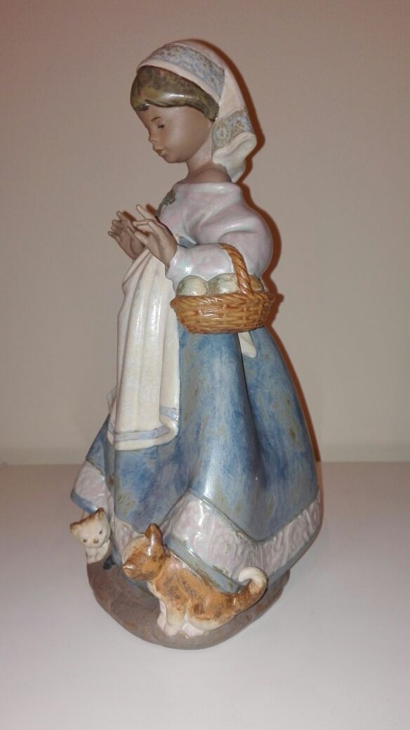 figura decorativa lladró niña con 3 gatos