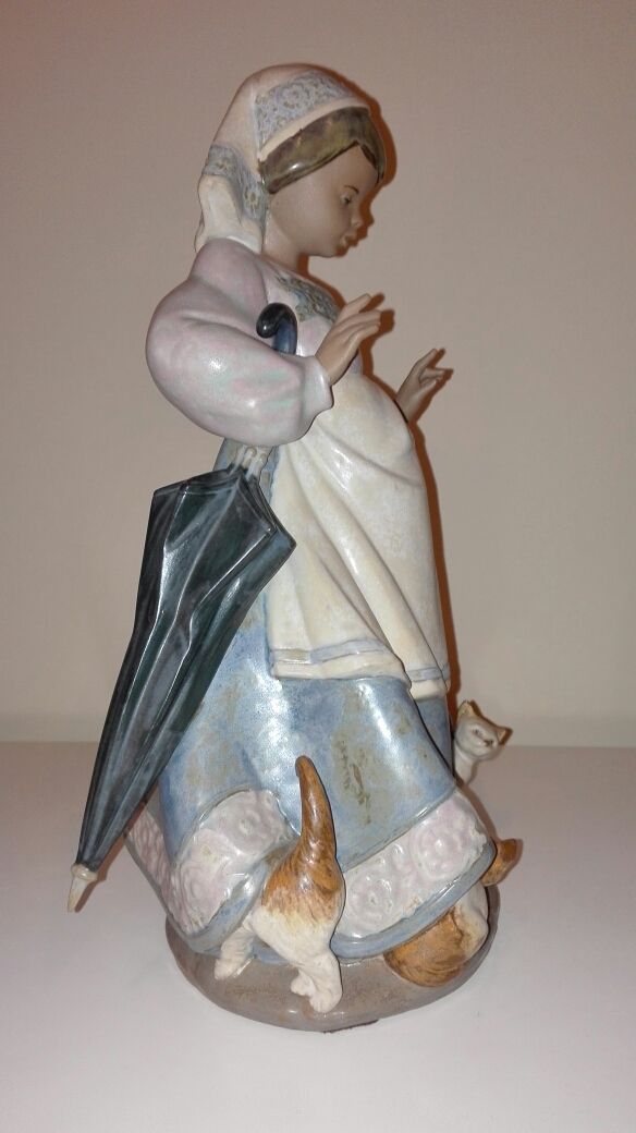 figura decorativa lladró niña con 3 gatos