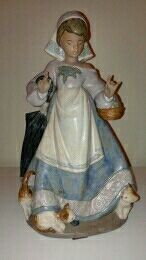figura decorativa lladró niña con 3 gatos