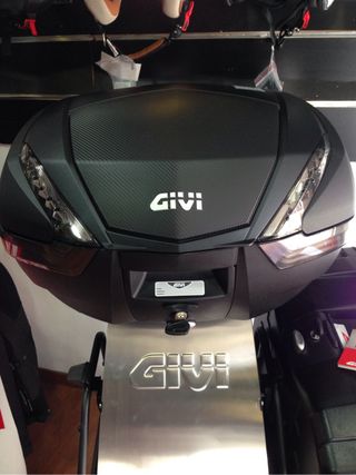 BAUL \\/ MALETA PARA MOTO GIVI MONOKEY V47 CARBONO de segunda mano por  199,99 EUR en Barcelona en WALLAPOP