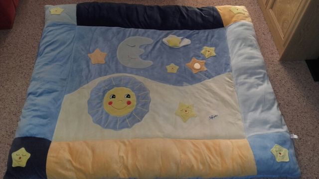 Manta de juego con bordes acolchados