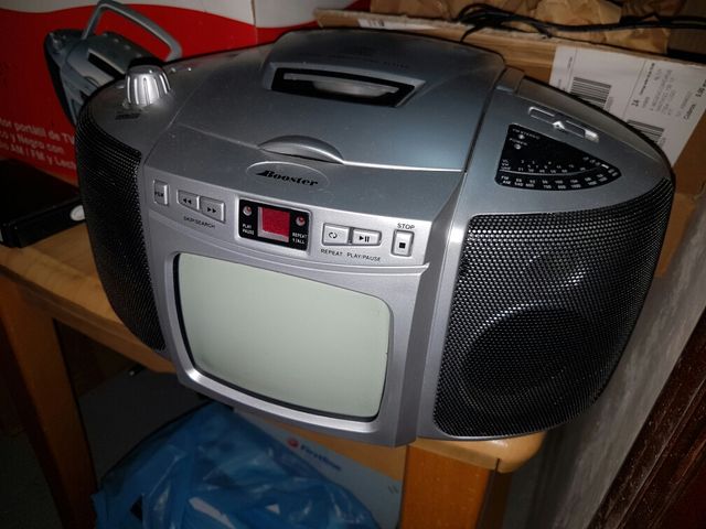 TV vintage con CD e radio portatile con altoparlanti