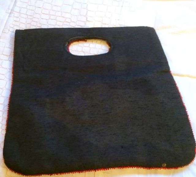 Bolso de mano negro con adorno