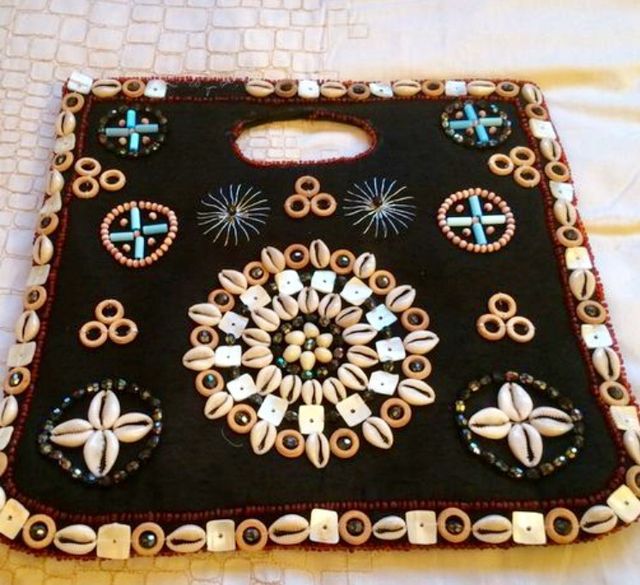 Bolso de mano negro con adorno