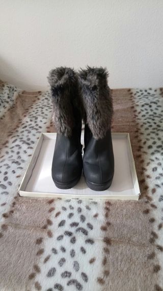 Botas negras con pelo marypaz t39 de segunda mano por 12 EUR en Alpedrete  en WALLAPOP