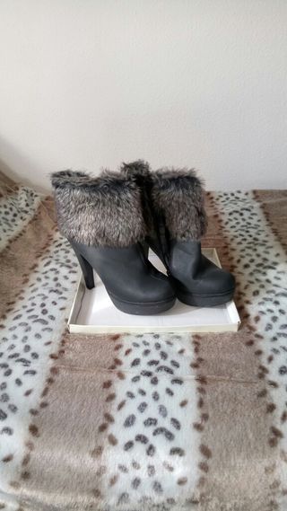 Botas negras con pelo marypaz t39 de segunda mano por 12 EUR en Alpedrete  en WALLAPOP