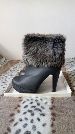 Botas negras con pelo marypaz t39 de segunda mano por 12 EUR en Alpedrete  en WALLAPOP