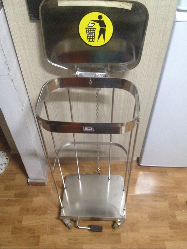 2 Cubo de basura con ruedas acero inoxidable de segunda mano en Almería