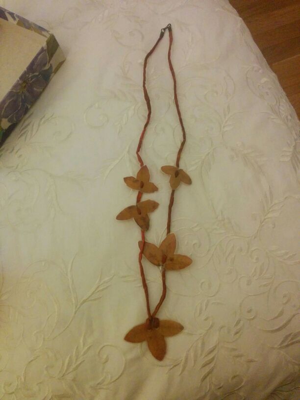 Collana con foglie naturali