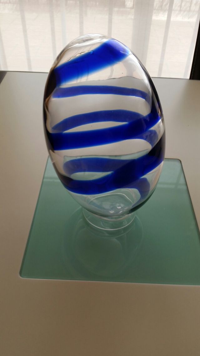 Huevo decorativo de cristal.