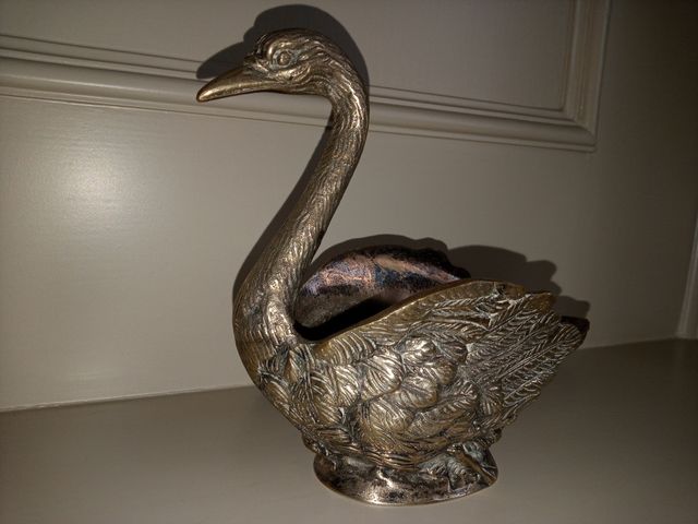 Cisne de metal plateado.
