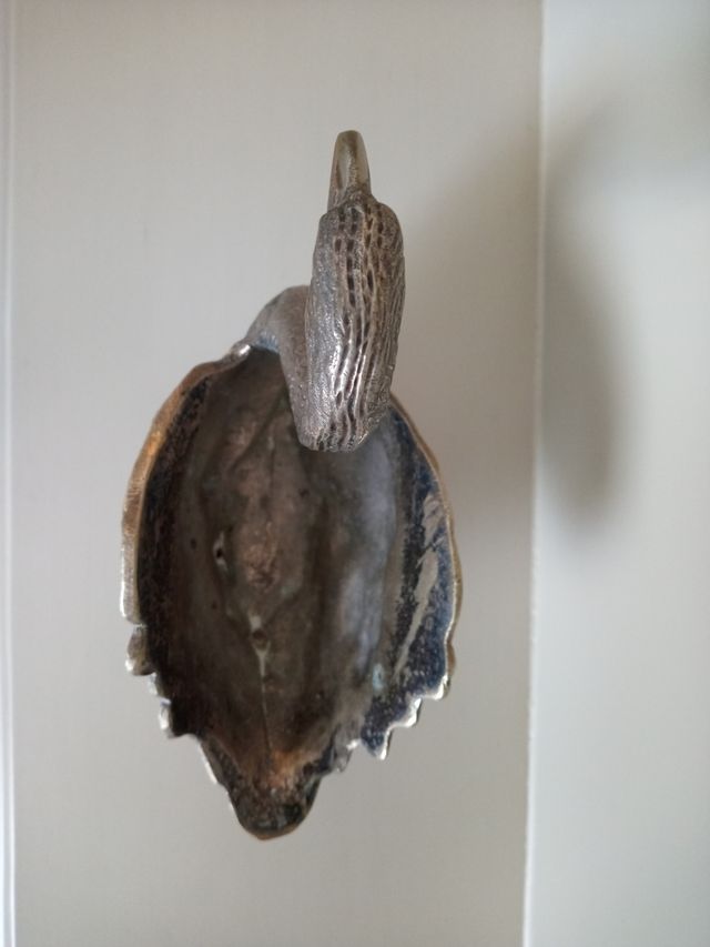 Cisne de metal plateado.