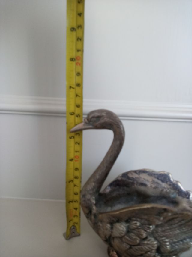 Cisne de metal plateado.