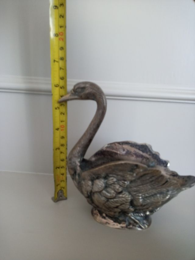 Cisne de metal plateado.