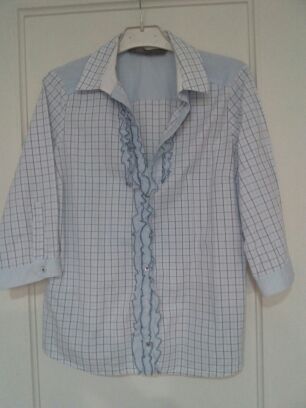 Camisa con chorreras de Zara Basic de segunda mano por 3 EUR en Majadahonda  en WALLAPOP