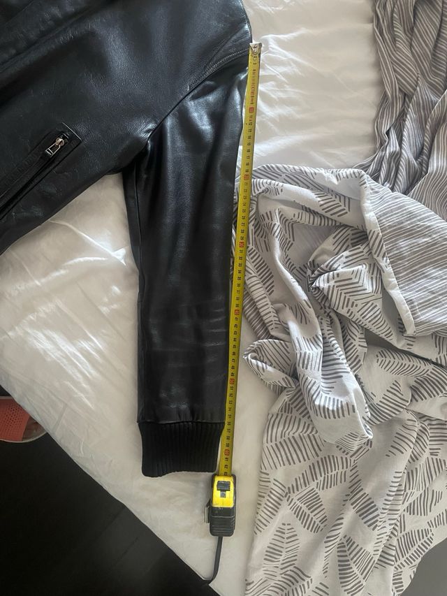 Cazadora hombre de piel. ZARA. Talla L