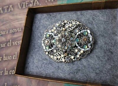 Broche artesanal.de plata vieja, swarovsky y nácar