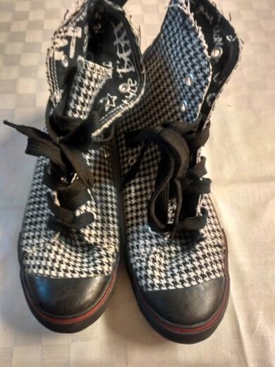 Tom ves a cuadros negra sin estrenar