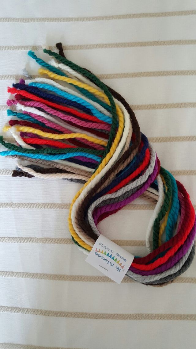 Lacitos de lana de colores