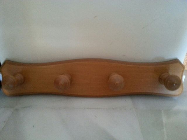 Colgador / percha de madera.