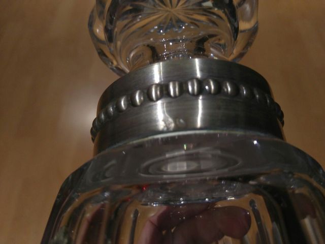 BOTELLA DE CRISTAL TALLADA CON CUELLO DE PLATA