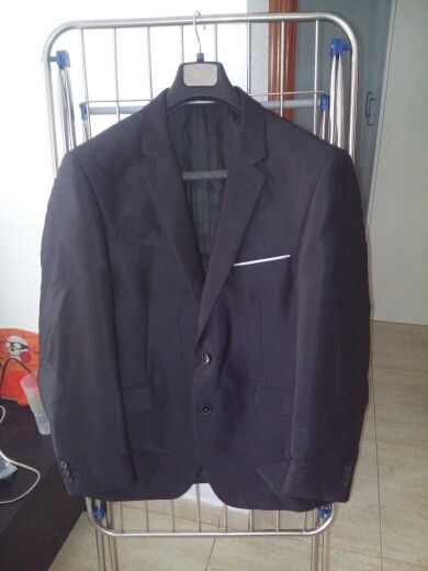 Traje con camisa de regalo