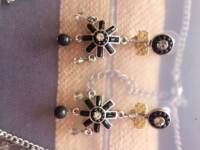 Gargantilla y pendientes a juego. Sin usar