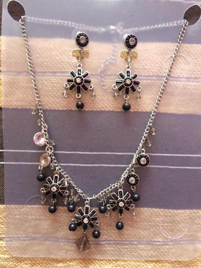 Gargantilla y pendientes a juego. Sin usar