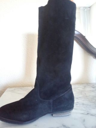 Botas serraje negras de segunda mano por 10 EUR en Torregroses en WALLAPOP