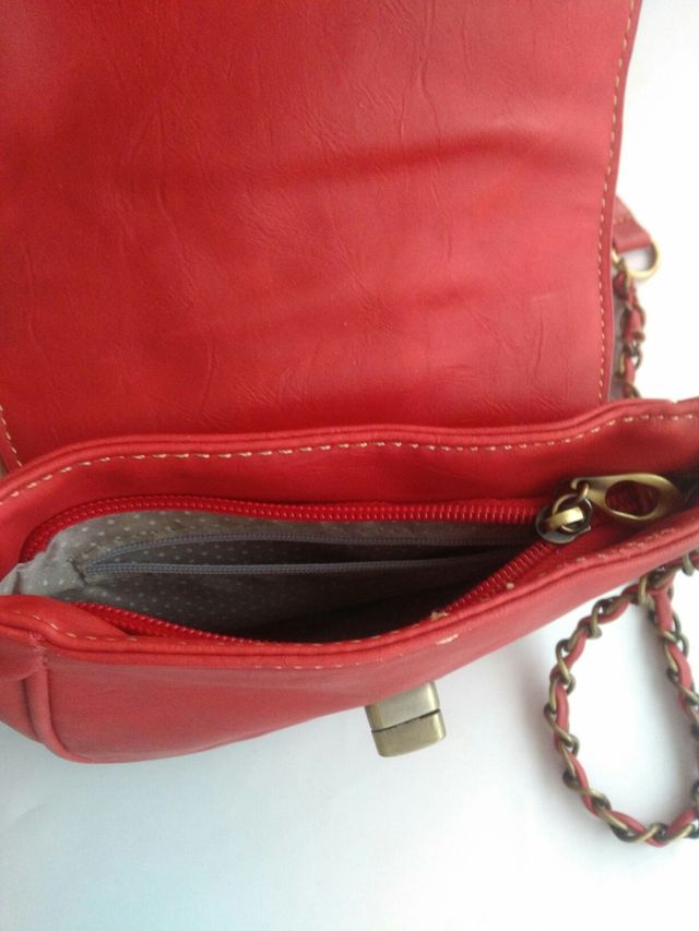 Bolso bandolera rojo.
