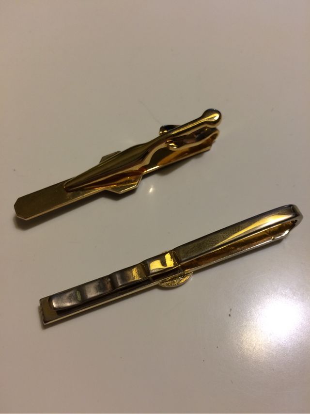 Dos pasadores corbata