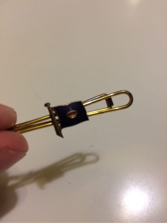 Dos pinzas para billetes