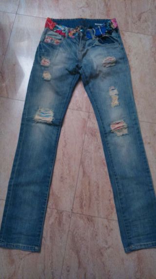 Desigual T\\/34 de segunda mano por 25 EUR en Cerdanyola del Vallès en  WALLAPOP