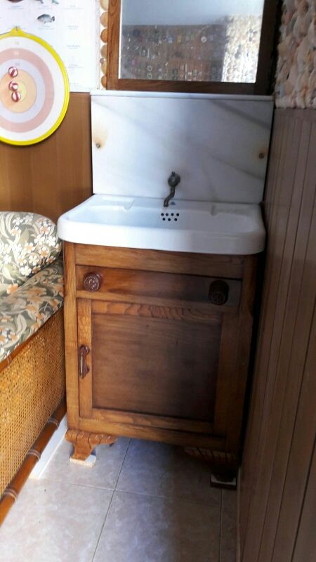 Lavabo antiguo, restaurado de madera de castaño