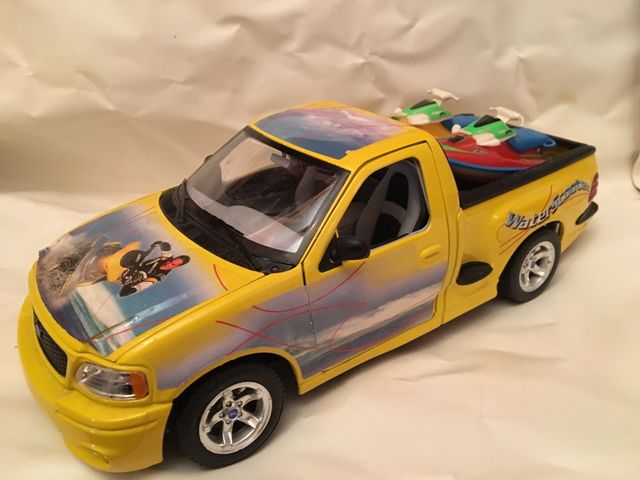 Coche escala  1/18 Ford F-150 motos agua