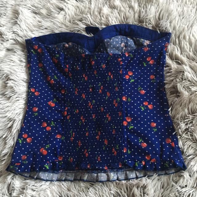 Top azul com cerejas