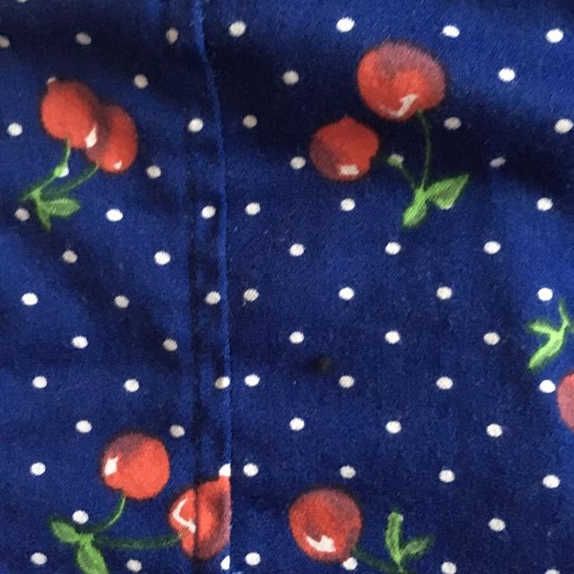 Top azul com cerejas