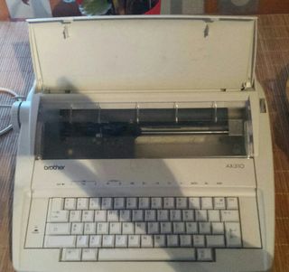Máquina de escribir eléctrica Brother AX310 de segunda mano por 20 EUR en  Madrid en WALLAPOP
