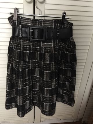 Falda escocesa a cuadros Zara talla S de segunda mano por 10 EUR en  Barcelona en WALLAPOP