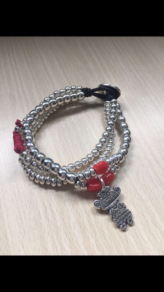 Pulsera plateada y cuero con cuentas rojas