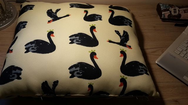 Cojin + relleno tela gruesa Cisne . cremallera