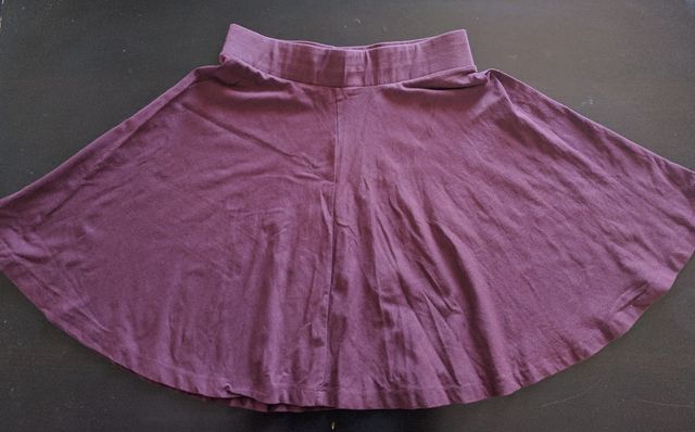 S. Falda morada con vuelo. Cinturón elástico