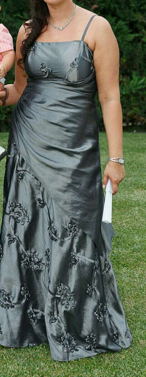 Vestido de fiesta gris.