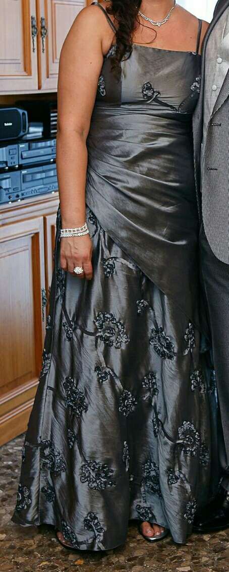 Vestido de fiesta gris.