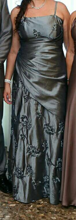 Vestido de fiesta gris.