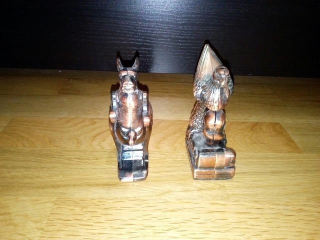 Mecheros figuras de canguro y aguila.