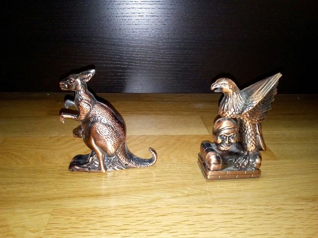 Mecheros figuras de canguro y aguila.